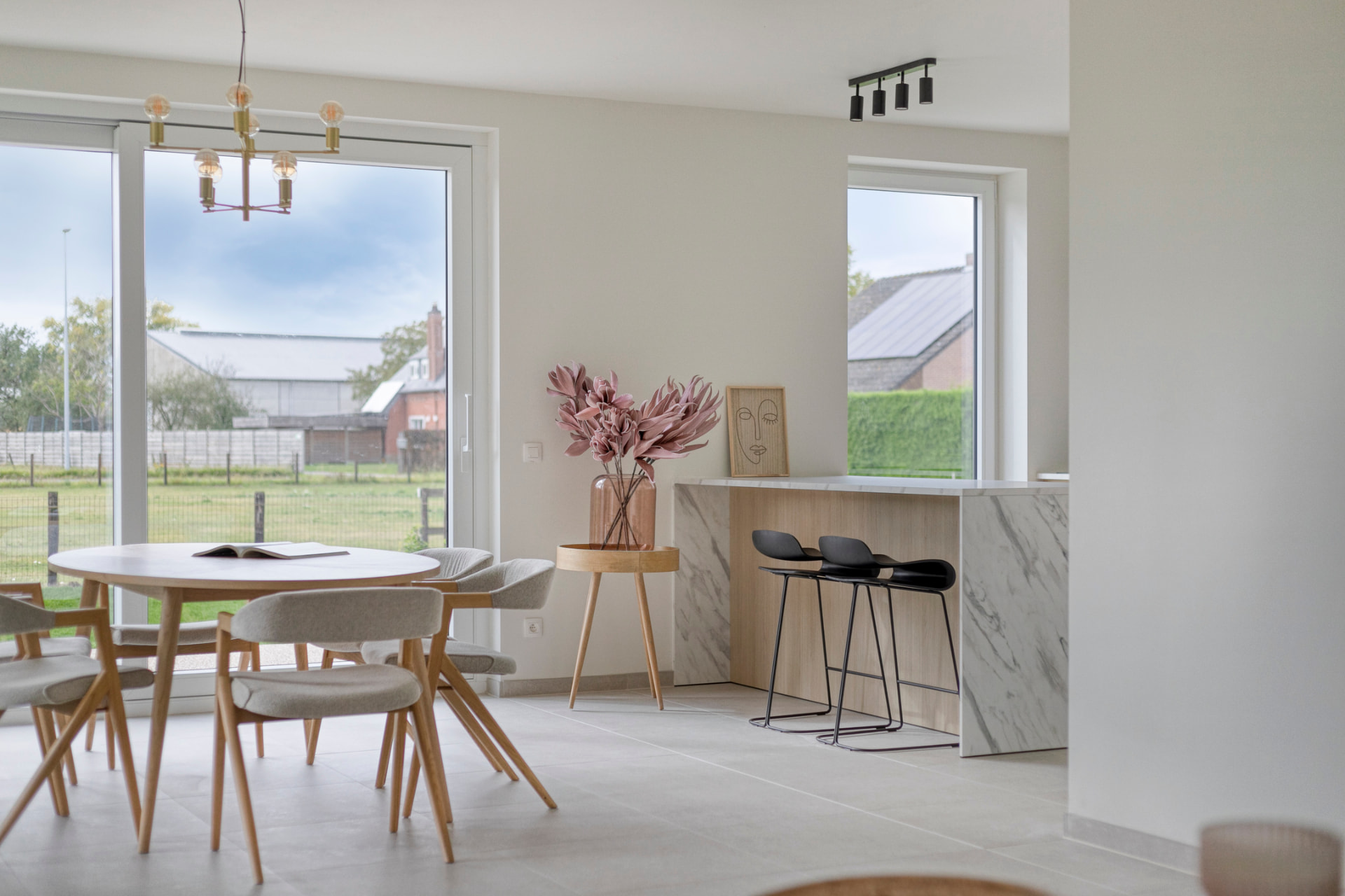 Open keuken die overloopt in de eetkamer